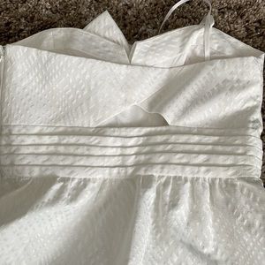 Fabulous white strapless dress. Lined with side bow at bust.